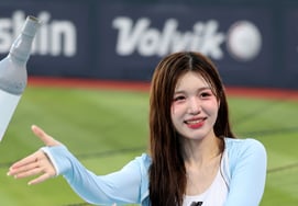 [Photo] 'Soaked in the Out Song!' Kim Min-ji of K-Cheer