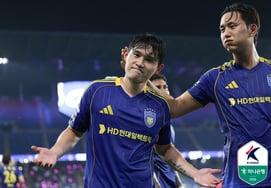 El 'multigol de Lee Dong-gyeong' lidera a Ulsan a una aplastante victoria 3-1 sobre Anyang y el ascenso al segundo puesto... La selección de Hwang Sun-hong logra su primera victoria en 10 partidos (Resumen)