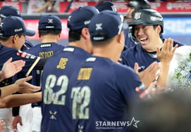 [Photo] Kim Hyun-soo, who became the man holding flowers, achieves the 'KBO's fourth 4,000 hits'