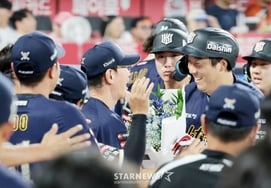 [Photo] Coach Lee Kang-cheol presents a bouquet to Kim Hyun-soo, who achieved the KBO's fourth 4,000-hit milestone