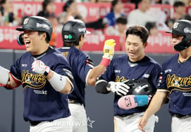[Фото] Сжатые в кулаки руки: «Ким Хён Су, достигший 4000 ударов в KBO»