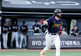 [Photo] Heilried's 'clutch two-run home run in the bottom of the 6th'