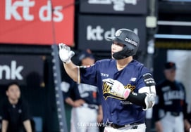 [フォト] 6連勝を確認するウェッジホームラン、KTの9番打者チャン・ジュンウォン