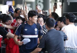 "キム・ミンジェを動かすには警備員5人がさらに必要" 韓国ファンの歓迎にミュンヘンも驚き··· ケインがいなくても「韓国の英雄」がいた