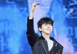 十年爱心绽放.. 任英雄粉丝俱乐部“全国英雄时代”捐赠2亿5千万韩元“雄梦想奖学金”