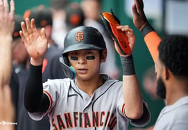 'Lee Jung-hoo' and 'third baseman' Song Sung-moon face off as Lee records a multi-hit game, completing a .301 batting average! SONG goes 0-for-4 in silence.