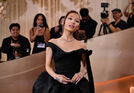 阿丽亚娜·格兰德，因“骨瘦如柴”争议→健康担忧下……最终决定暂停活动 [世界明星话题]