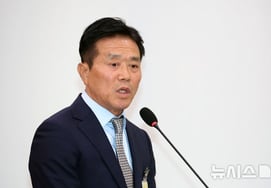 Hands in pockets, "Don't get involved there"... 'Hearing conduct controversy' Moon Jin-hee Shim Pan-wi (Director), eventually announces intention to resign