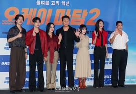 Los actores Lee Sang-yoon, Ryeo-un, Eom Jeong-hwa, Park Sung-woong, Park Jin-joo, Choi Soo-young y Bae Jung-nam posaron el 27 de por la tarde en Seúl CGV Yongsan iPark Mall durante la proyección de prensa y rueda de prensa de la película 'Oké Madame 2'. /foto=Lee Dong-hoon photoguy@