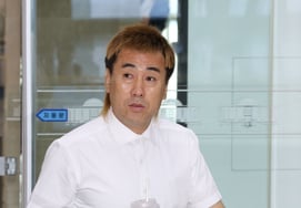 Ким Бён Чжи, похвалившись на слушаниях «рекламным эффектом в 700 миллиардов вон для клуба «Канвон FC», которого не упомянул там... Фаны холодно: «Тогда меньше платите налогов»