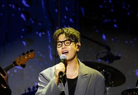 "One with music in a small theater"... Na Yoon-kwon proves his 'emotional vocal' with 'Summer Walk 2'