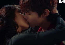 「別れ→再会♥」..ヘリ、ファン・インヨプとの濃厚なキス [あなたへ贈る]