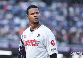 「こんなに苦しい試合だったのか」ロッテ、残塁12個+失策2個で→10安打を放ちながらも3-2で辛勝 [釜山現場]