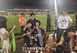 [On-site Interview] Actor Shin Hyun-jun's two sons meet Lee Seung-woo, fulfilling a wish... Receiving autographs in person, they say, "My heart is racing."