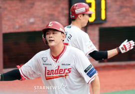 [Foto] 'Home run de dos carreras en la parte baja del primer inning para tomar la iniciativa' por Jeon Ui-san de Landers