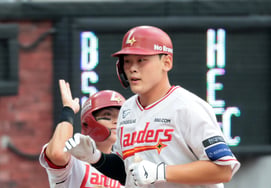 [Foto] 'Gol de dos carreras en la parte baja del primer inning contra Wells, lanzando el primer golpe' Jeon Ui-san