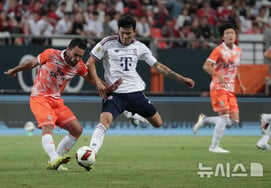 A steel wall in the Jeju night sky! Kim Min-jae's '37-minute showtime' was enough; standing ovation followed his substitution... Munich defeats Jeju 2-1 [Jeju On-the-Ground Review]