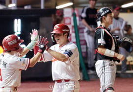 [照片]“郑俊在祝福中” 金在焕击出三分本垒打