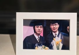 Ryu Seung-ryong rinde homenaje a su mejor amigo, el fallecido Song Young-gyu, en el primer aniversario: «Te amo, Young-gyu» [Star Issue]