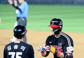 [Photo] Moon Jeong-bin reaches base with a one-RBI single in the top of the eighth inning