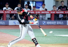 [Photo] Perfect hit! Moon Jeong-bin reaches base with an RBI single in the top of the 8th inning