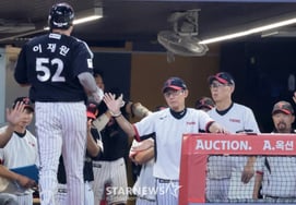 [One Quick Swipe] "Coach, the baseball game isn't over yet!" Lee Jae-won hits a three-run home run while trailing 6-9