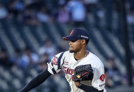 "Dad, don't let me hit a home run." Pitcher who allowed the fourth-most home runs snapped his three-game losing streak after receiving his son's heartfelt wish [Busan]