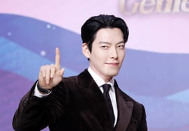 [Official] Kim Woo-bin to become high school baseball team coach.. Confirmed appearance in tvN's 'Gift'