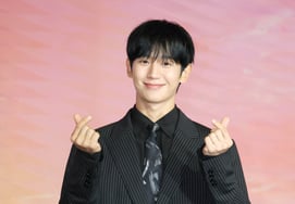Jeong Hae-in: «corazón con las manos tierno» [★FOTO]