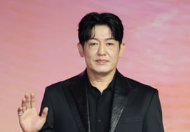 Heo Sung-tae's 'Cool Hand Wave' [★Photo]