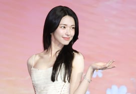 'Trầm cảm nặng' và 'Giáo dục chân chính' tiếp theo là 'Yêu thích kẹo mía'..Ha Young "Không lo lắng, học hỏi nhiều từ Jung Hae-in"[Hiện trường sao]

Ha Young tiếp tục chọn những bộ phim có ý nghĩa. Cô sắp xuất hiện trong bộ phim mới "Yêu thích kẹo mía" cùng với Jung Hae-in.

ngày 22, Ha Young tham gia một buổi phỏng vấn độc quyền tại một quán cà phê ở khu vực Gangnam, Seoul. Cô nói về bộ phim sắp tới của mình.

Ha Young cho biết: "Tôi không lo lắng gì cả. Tôi sẽ học hỏi nhiều từ Jung Hae-in, người là một diễn viên tuyệt vời. Tôi rất vui khi được làm việc cùng anh ấy."

Cô tiếp tục: "Bộ phim này có một câu chuyện rất đặc biệt. Tôi hy vọng khán giả sẽ yêu thích nó."

Ha Young cũng nói về những bộ phim trước đây của mình. Cô đã tham gia "Trầm cảm nặng" và "Giáo dục chân chính", những bộ phim đều nhận được sự đánh giá cao từ khán giả.

"Tôi luôn cố gắng chọn những bộ phim có ý nghĩa," Ha Young nói. "Tôi muốn làm những công việc mà tôi thực sự tin tưởng vào."

Ha Young sẽ tiếp tục với những dự án mới trong tương lai gần.