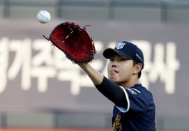 A 25-year-old younger brother has achieved it! '3 wins, undefeated - ERA 1.78' KT's So Hyoung-jun named KBO July Shell Hero of the Month
