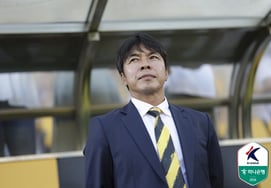 "Please insult me, not the players." Coach Im Kwan-sik takes off his tie in front of fans... Jeonnam "Admits excitement, considering further apology"