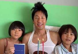 「私のヒーロー」キム·ナヨン、二人の息子と♥マイクの誕生日パーティー..愛に満ちた眼差し