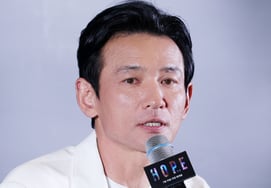 Vụ ngoại tình của diễn viên Hwang Jung-min đã trở thành chủ đề tranh cãi lớn. Một luật sư hiện tại đã đưa ra quan điểm độc đáo về vấn đề này.
ngày 24, luật sư Park Kyung-shin, người nổi tiếng với các bình luận pháp lý trên mạng xã hội, đã đăng tải một bài viết phân tích tình hình. Ông nhận định rằng "Hwang Jung-min ngoại tình là sự thật đúng, và người tố cáo bị theo dõi cũng là sự thật đúng".
Park Kyung-shin giải thích: "Cả hai sự kiện này đều có thể xảy ra cùng lúc. Ngoại tình của Hwang Jung-min không phủ nhận được, nhưng điều đó không có nghĩa là hành động theo dõi của người tố cáo là chính đáng."
Ông tiếp tục: "Trong xã hội pháp quyền, ngay cả khi một người phạm tội, những người khác cũng không có quyền tự ý trừng phạt hoặc theo dõi họ. Đây là nguyên tắc cơ bản của pháp luật."
Luật sư Park nhấn mạnh rằng cần phải tách biệt hai vấn đề này. "Vấn đề ngoại tình của Hwang Jung-min nên được xử lý thông qua các kênh pháp lý thích hợp, chẳng hạn như tòa án dân sự hoặc qua sự can thiệp của công chúng. Tuy nhiên, hành động theo dõi của người tố cáo là một vấn đề pháp lý riêng biệt."
Nhận xét của Park Kyung-shin đã nhận được sự chú ý từ công chúng, vì nó cung cấp một góc nhìn pháp lý cân bằng về tranh cãi này.