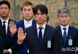 'Former National Team Coach Seated in Police Station Interrogation Room' Hong Myung-bo, Finally 'Suspect Status': Summoned by Police... First Summons for Allegations of Obstruction of Business and Joint Perpetration