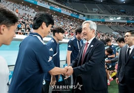 [Photo] Former Korea Football Association President Jeong Mong-jun warmly shaking hands with Coach Jung Jung-yong
