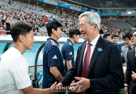 [One Quick Look] Long time no see! Former Korea Football Association President Jeong Mong-jun warmly shakes hands with Lee Seung-woo.
