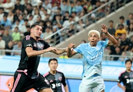 [Photo] 'Fierce aerial duel with Luis' Yago