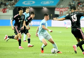 [Foto] Foden elude la defensa
