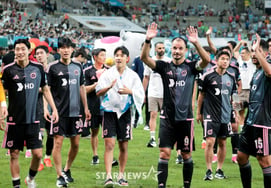 [De un vistazo] "Aunque la derrota ante el Manchester City es lamentable, agradecemos a los aficionados que acudieron al campo de fútbol en medio del calor extremo"