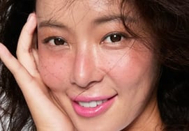 ファン・ジョンウム、そばかす+ピンクのリップスティックポイント..微妙に変わった雰囲気