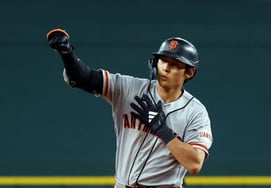 Lee Jung-hoo overcomes critical error to succeed in five-game consecutive hit streak! Still maintains a batting average in the .300s... SF fails to score a single run and suffers a decisive defeat