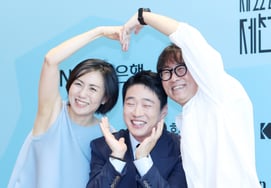 An Jae-hong, Kim Cho-hee, and Director Jang Hang-jun share laughter [★Photo]