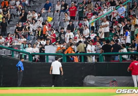 Fan loses consciousness while watching baseball game; fortunately, not cardiac arrest! Low blood pressure due to dehydration: "Discharged after treatment"