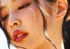 Jennie凭借《Less than a Lover》夺得《M Countdown》冠军……未登电视舞台,一举拿下音乐节目双冠王