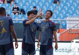 "Kim Min-jae lo recomendó": 'K-anto nocturno' que cautivó a los jugadores del Bayern Múnich en plena noche... El interés de la prensa alemana por el pedido de "pollo al estilo coreano" llega con el comentario: "una elección racional".