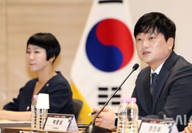 "How do you use a corporate card to pay for a massage parlor?" Park Moon-seong expresses anger over the 'sexual bribery scandal' involving foreign referees "The Football Association, how vulgar and shameless is it"