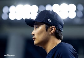 A humiliating outing for Kim Ha-seong; he started after a 40-day absence but went hitless in two at-bats, appearing in only two plate appearances before being replaced by a pinch hitter... batting average dropped to 0.067