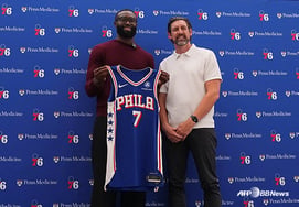 "I'll learn from LeBron": Trade acquisition Brown sets aside pride for Final MVP... "Team matters more than my scoring"
